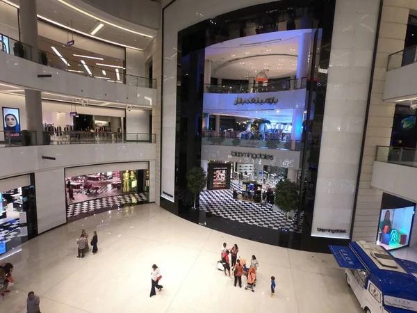 두 바이 UAE - 2019 년 7 월: 두 바이몰은 도보와 쇼핑을 하는 주변의 사람들과 함께 내부를 바라본다. 두 바이 쇼핑몰의 내부 모습. — 스톡 사진
