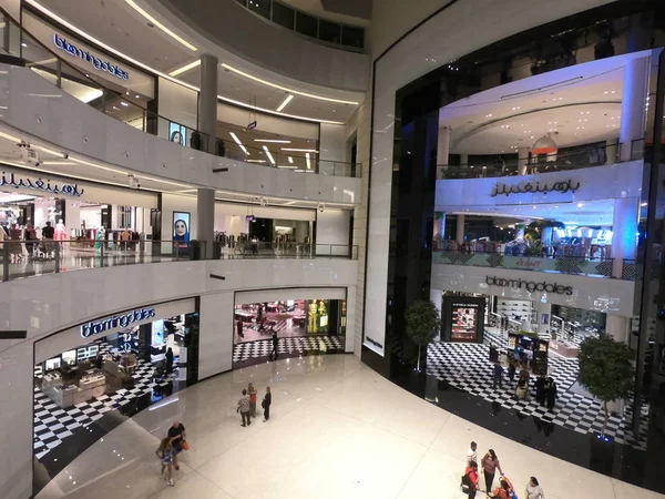 Dubaj Zjednoczone Emiraty Arabskie - lipiec 2019: Dubai Mall wewnątrz widok z ludźmi wokół spacerów i zakupów. Wnętrze centrum handlowego Dubai. — Zdjęcie stockowe