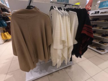 Dubai BAE: Temmuz 2019 - Moda alışveriş merkezinde satış, indirim ve alışveriş, yeni kıyafetler seçmek. Giysiler alışveriş merkezinde asıldı. Renkli kadın kıyafetleri, elbise mağazasında farklı raflarda..