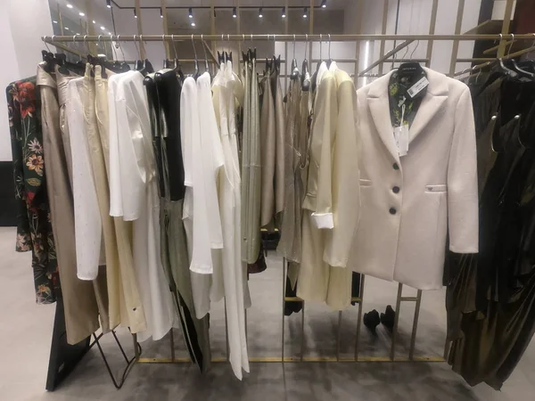 Дубай UAE: июль 2019 года - распродажи, скидки и покупки в модных салонах, выбор новой одежды. Одежда висела на полках. женская разноцветная одежда, различное пальто на тряпках в магазине одежды. — стоковое фото