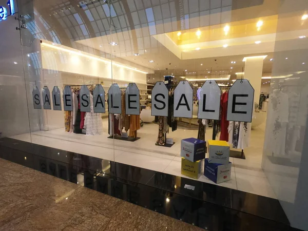 Dubai Emirados Árabes Unidos julho 2019: Imagem da vitrine da loja de roupas com texto grande Venda em cor branca. Sinal de venda na vitrine da loja . — Fotografia de Stock