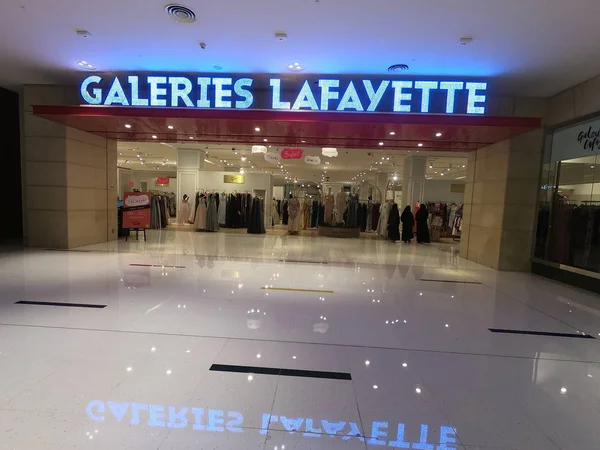 Dubai Emirados Árabes Unidos - julho de 2019: Galeries Lafayette no Dubai Mall em Dubai, Emirados Árabes Unidos. O shopping é o maior shopping center do mundo baseado na área total. Entrada para o centro comercial Lafayette. — Fotografia de Stock