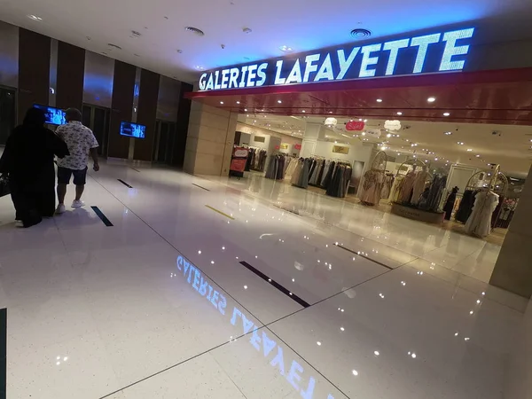 Dubai Emirados Árabes Unidos - julho de 2019: Galeries Lafayette no Dubai Mall em Dubai, Emirados Árabes Unidos. O shopping é o maior shopping center do mundo baseado na área total. Entrada para o centro comercial Lafayette. — Fotografia de Stock