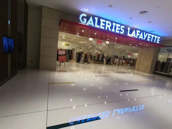 Dubai Verenigde Arabische Emiraten - juli 2019: Galeries Lafayette in Dubai Mall in Dubai, Verenigde Arabische Emiraten. Het winkelcentrum is 's werelds grootste winkelcentrum op basis van de totale oppervlakte. Toegang tot het winkelcentrum Lafayette. — Stockfoto