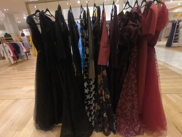 Dubai Emirados Árabes Unidos julho 2019: Departamento de vestidos na loja de roupas femininas. Um monte de vestidos de noite femininos, vestidos exibidos para venda em cabides em uma loja de roupas boutique . — Fotografia de Stock