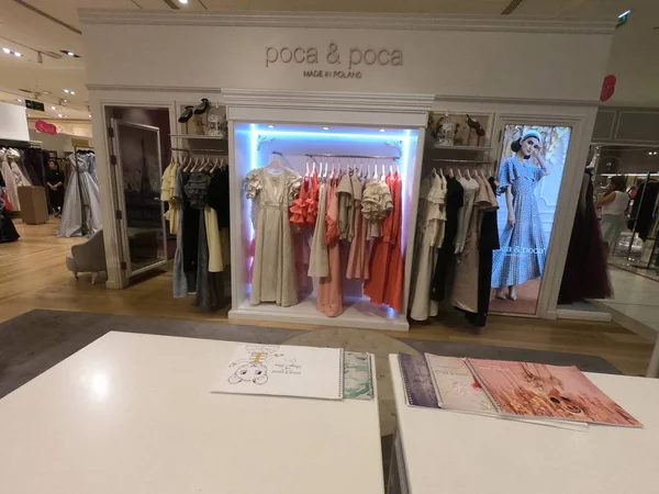 Dubai Emirados Árabes Unidos julho 2019: Departamento de vestidos na loja de roupas femininas. Um monte de vestidos de noite femininos, vestidos exibidos para venda em cabides em uma loja de roupas boutique . — Fotografia de Stock