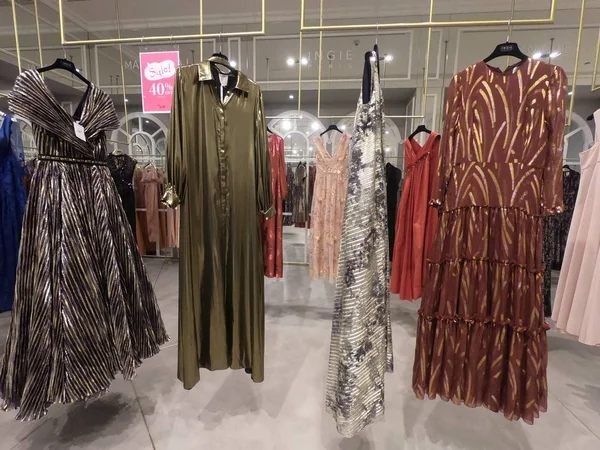 Dubai UAE - July 2019: Department of dresses in the women 's clothing store. Много женских вечерних платьев, платьев, выставленных на продажу на вешалках в магазине одежды бутика . — стоковое фото