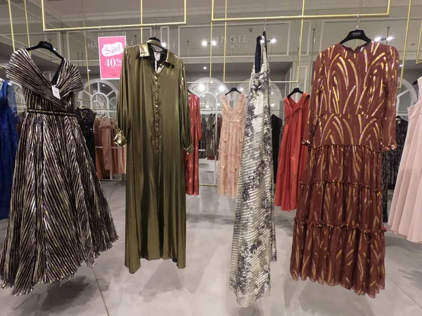 Dubai Bae - Temmuz 2019: Kadın giyim mağazasındaki elbiseler bölümü. Bir çok kadın Gece Elbisesi, butik giyim mağazasında askılarda satışa sunulan elbiseler.
