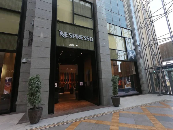 Dubai Verenigde Arabische Emiraten - juli 2019: Nespresso winkel in het stadscentrum winkelcentrum. Nespresso koffie etalage. Bewegwijzering en etalage van de beroemde koffieautomatenwinkel in Dubai. — Stockfoto