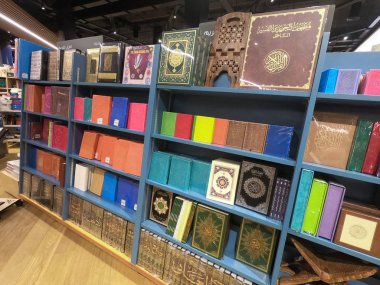 Dubai Bae - Temmuz 2019: Kur'an dini kitap satılık rafa yığılmış. Bir kitapçıda çeşitli dillerde satılık Al Kur'an. Satılık İslami kitaplar, Arap Dini.