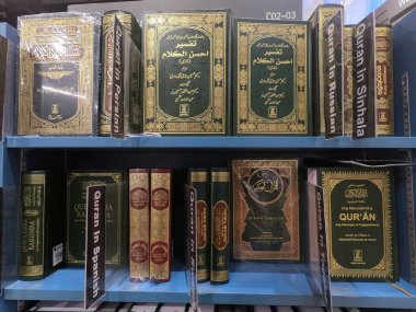Dubai Bae - Temmuz 2019: Kur'an dini kitap satılık rafa yığılmış. Bir kitapçıda çeşitli dillerde satılık Al Kur'an. Satılık İslami kitaplar, Arap Dini.