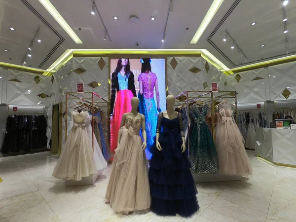 Dubai Emirados Árabes Unidos agosto 2019: Departamento de vestidos na loja de roupas femininas. Um monte de vestidos de noite femininos, vestidos exibidos para venda em cabides em uma loja de roupas boutique . — Fotografia de Stock