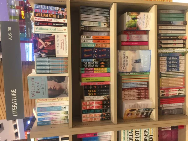Dubai UAE-juli 2019: literatuur sectie in de bibliotheek. Stapel kleurrijke literatuur boeken. Verschillende boeken titel arrangement op planken weergeven in literatuur sectie in boekwinkel gelegen in Dubai. — Stockfoto