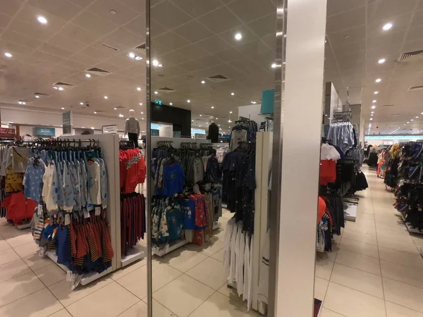 Dubai UAE, juni 2019: kinderkleding winkel. Weergave van kinderen kleding in een winkel, kleding op de planken, Hangers met jassen. Kid kleren van verschillende kleuren. — Stockfoto