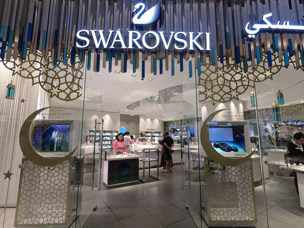 Dubai Emirados Árabes Unidos agosto 2019: Swarovski loja entrada frontal. A gama Swarovski Crystal inclui objetos de decoração de casa, jóias e costura, e lustres . — Fotografia de Stock