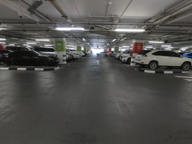 Dubai Uae - Ağustos 2019: Gölge AVM 'deki Yeraltı Otoparkı ve Alışveriş Tatil Ailesi. Park alanı, arabalarla dolu..