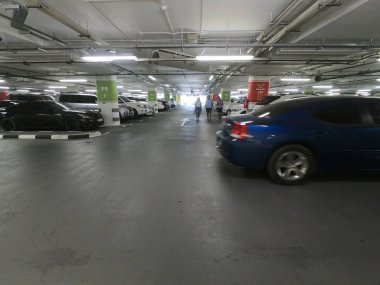 Dubai Uae - Ağustos 2019: Gölge AVM 'deki Yeraltı Otoparkı ve Alışveriş Tatil Ailesi. Park alanı, arabalarla dolu..