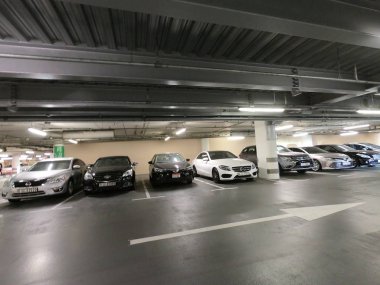Dubai Uae - Ağustos 2019: Gölge AVM 'deki Yeraltı Otoparkı ve Alışveriş Tatil Ailesi. Park alanı, arabalarla dolu..