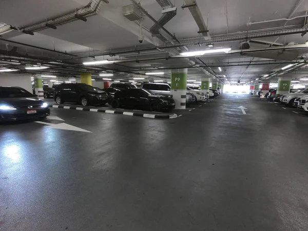 Dubai Uae - Ağustos 2019: Gölge AVM 'deki Yeraltı Otoparkı ve Alışveriş Tatil Ailesi. Park alanı, arabalarla dolu..
