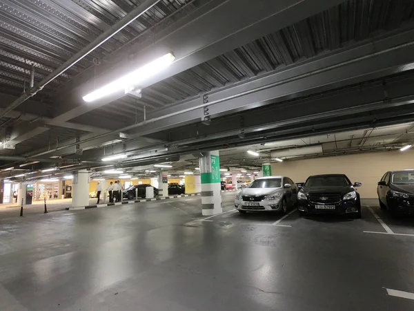 Dubai Emiratele Arabe Unite - August 2019: Parcare subterană în mall-ul de umbră cu accent selectiv pe cumpărături family.selective. Zona de parcare, plină de mașini . — Fotografie, imagine de stoc