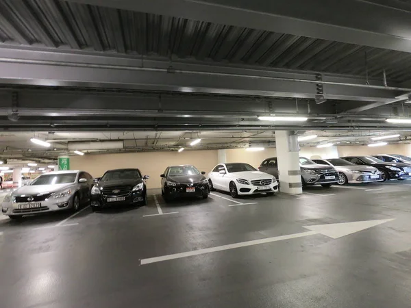 Dubai Uae - Ağustos 2019: Gölge AVM 'deki Yeraltı Otoparkı ve Alışveriş Tatil Ailesi. Park alanı, arabalarla dolu..