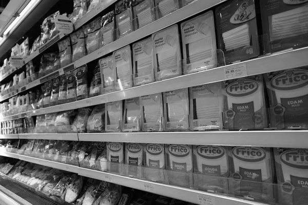 Черно Белое Изображение Сортов Сыра Полках Продуктовом Магазине Полка Упакованных — стоковое фото