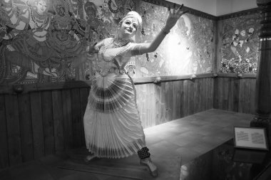 Hint kadınının balmumu figürü geleneksel makyajla Kerala Mohiniyattam dansı yapıyor. Mohiniattam sanatçısı performansı. Siyah ve Beyaz Görüntü. : Kochi India - Mayıs 2020 2948