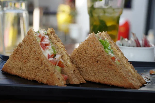 Twee Club Sandwiches Geplaatst Een Zwarte Plaat Een Restaurant Close — Stockfoto