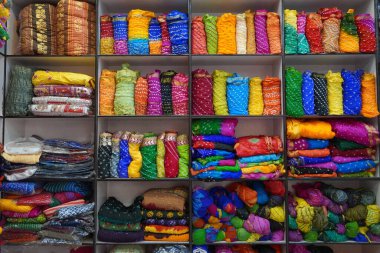 Geleneksel Rajasthan elbise malzemeleri Hindistan 'da bir kumaş tüccarında satılıyor. Renkli Jodhpur kumaş sokak tezgahı. Gujarat ve Rajasthan 'da yaygın olarak kullanılan Bandhej veya Bandhani. KIE