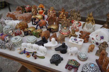 Hindistan 'da bir turist caddesi pazarının dışında satılık mermer ve Tahta Hint figürleri. Buda heykelcikleri ve şiva. Fil, Ganapati, Lakshimi. Budizm ve Hinduizm 'in dini figürleri. E9V4