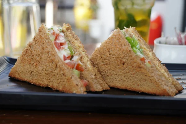 Twee Club Sandwiches Geplaatst Een Zwarte Plaat Een Restaurant Close — Stockfoto