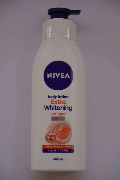 Nivea Mano Productos Loción Corporal Sobre Fondo Blanco Aislado Nivea —  Fotos de Stock