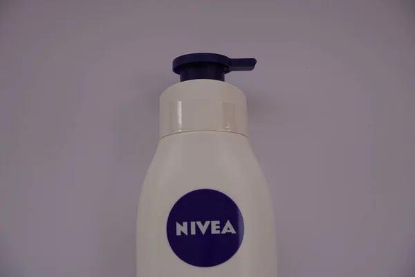 Nivea Mano Productos Loción Corporal Sobre Fondo Blanco Aislado Nivea —  Fotos de Stock