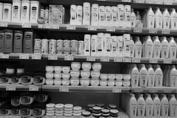 Různé Typy Dove Jergens Himalaya Nivea Vaseline Produkty Expozici Regálech — Stock fotografie