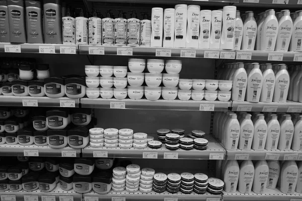 Různé Typy Dove Jergens Himalaya Nivea Vaseline Produkty Expozici Regálech — Stock fotografie