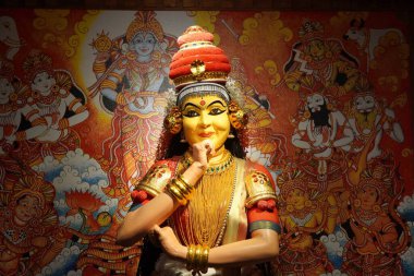 Kochi Havaalanı 'nda geleneksel Hint dansı Mohiniyattam' da dans eden güzel Hintli bir kızın balmumu figürünün kapanışı. Mohiniattam sanatçı heykeli. : Kochi India - Temmuz 2020 MNB