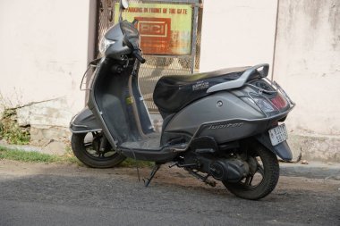 Eski gri renkli bir TV Jüpiter scooter 'ı evin önüne park etmiş. Two-Wheeler, Hindistan 'da yol kenarına park edilmiş. : Udapur India - Temmuz 2020 Erkekler