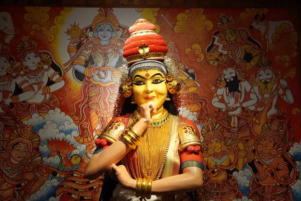 Kochi Havaalanı 'nda geleneksel Hint dansı Mohiniyattam' da dans eden güzel Hintli bir kızın balmumu figürünün kapanışı. Mohiniattam sanatçı heykeli. : Kochi India - Temmuz 2020 MNB