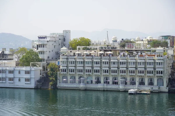 Edificios Residenciales Multifamiliares Junto Lago Proporcionan Los Residentes Los Pisos — Foto de Stock