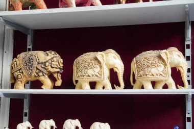 Rajasthani El Sanatları ağır iş yaptı Ambabari Fili. Lucky Charm çok renkli. CM2