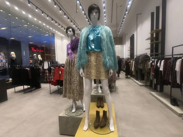 Dubai Emirados Árabes Unidos Julho 2019 Manequim Exibindo Roupas Femininas — Fotografia de Stock