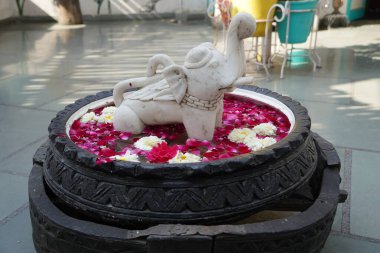 Su ve çiçekli mermer kase. Mermer minyatür bir fil ortaya yerleştirilir.