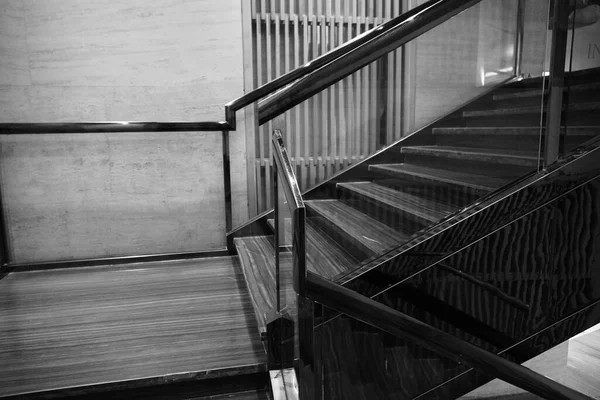 Černobílá Fotografie Luxusního Schodiště Mramorovými Schody Dekorativními Okrasnými Železnými Skleněnými — Stock fotografie