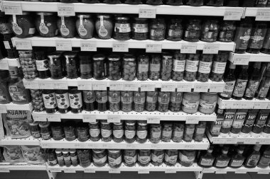 Geleneksel Meyve ve Sebze Turşularının Siyah ve Beyaz Görüntüsü. Raftaki tuzlu turşu kavanozları. Pancar, zeytin, lahana, salatalık, soğan, domates. - Dubai Uae Aralık 2019 IJ