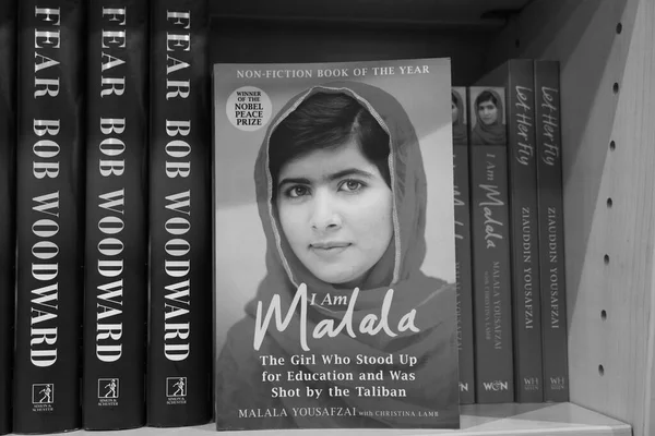 Dubai BAE Aralık 2019 Malala Yousafzai Pakistanlı kadın eğitim aktivisti ve kitapçıdaki en genç Nobel Ödülü sahibi. Siyah beyaz fotoğraf. VKR