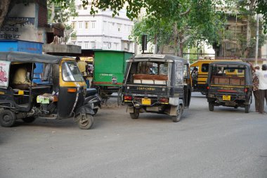 Otomobil çekçekçekleri sokağın kenarına park etmiş müşterileri bekliyor. Udaipur Hindistan - Ağustos 2020 WWM