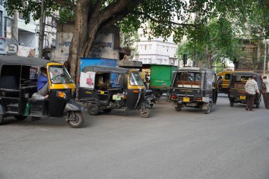 Otomobil çekçekçekleri sokağın kenarına park etmiş müşterileri bekliyor. Udaipur Hindistan - Ağustos 2020 CO3