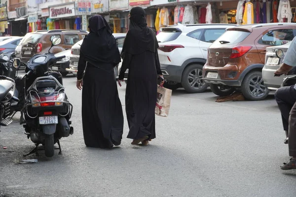 Twee Vrouwen Met Islamitische Niqab Veil Een Zwart Jasje Winkelen — Stockfoto