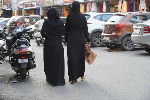 Twee Vrouwen Met Islamitische Niqab Veil Een Zwart Jasje Winkelen — Stockfoto