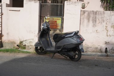 Eski gri renkli bir TV Jüpiter scooter 'ı evin önüne park etmiş. Two-Wheeler, Hindistan 'da yol kenarına park edilmiş. : Udapur India - Temmuz 2020 LNF
